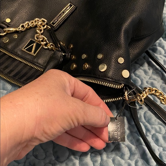 Victoria’s Secret black pebbled faux leather bag with gold hardware, mirror - Picture 5 of 5
